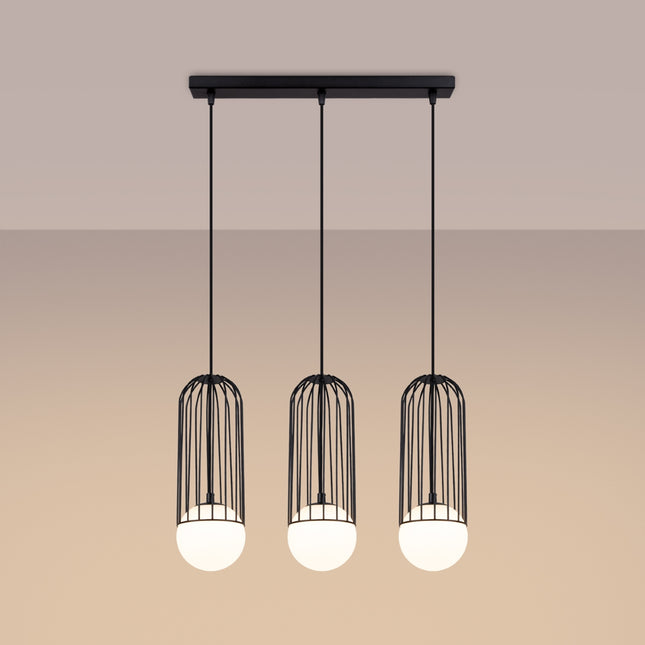 Vue de dessous des trois globes en verre opalin de la suspension Sphère en Cage linéaire noir