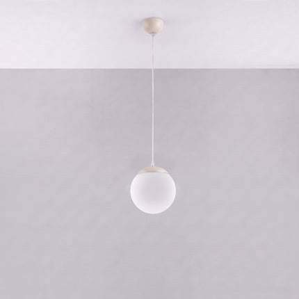Suspension Sphère Opaline beige clair 20 cm, vue en situation sur fond clair