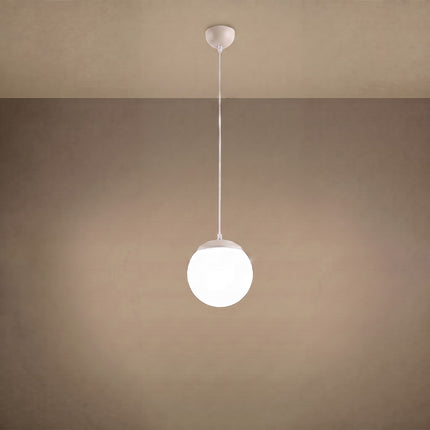 Suspension Sphère Opaline beige clair 20 cm allumée, lumière diffuse