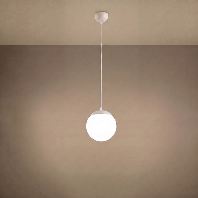 Suspension Sphère Opaline beige clair 20 cm allumée, lumière diffuse