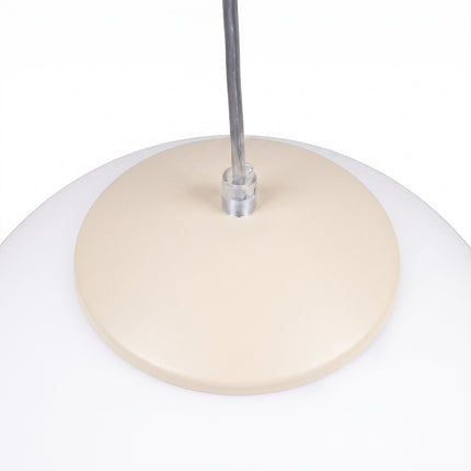 Suspension Sphère Opaline beige clair 20 cm, détail de la douille et du câble