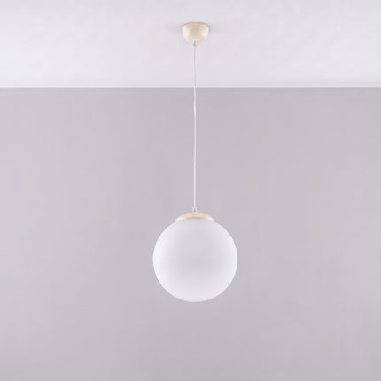 Suspension Sphère Opaline beige clair 30 cm, vue en situation sur fond clair