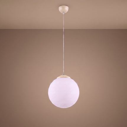 Suspension Sphère Opaline beige clair 30 cm allumée, lumière diffuse