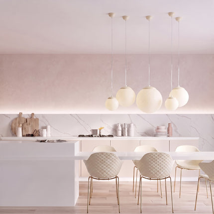 Suspension Sphère Opaline beige clair 30 cm au-dessus d'un îlot de cuisine