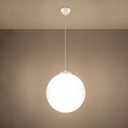Suspension Sphère Opaline beige clair 40 cm allumée, lumière diffuse