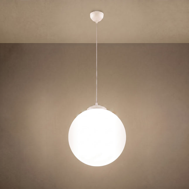 Suspension Sphère Opaline beige clair 40 cm allumée, lumière diffuse