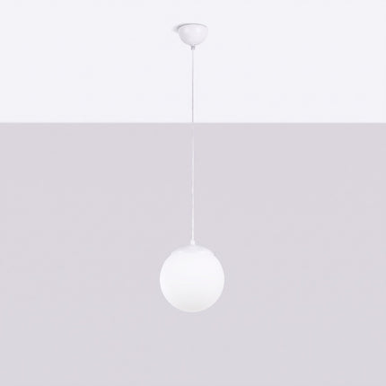 Suspension Sphère Opaline blanche 20 cm, vue en situation sur fond clair