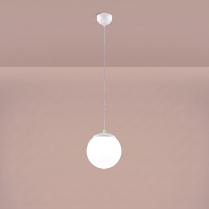 Suspension Sphère Opaline blanche 20 cm allumée, lumière diffuse