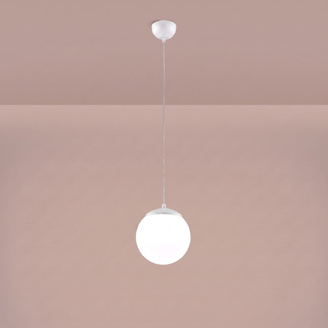 Suspension Sphère Opaline blanche 20 cm allumée, lumière diffuse