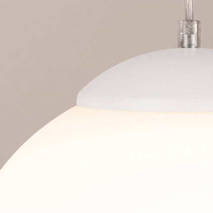 Suspension Sphère Opaline blanche 20 cm sur fond coloré, vue de trois quarts