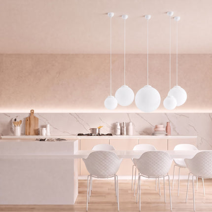 Suspension Sphère Opaline blanche 20 cm au-dessus d'un îlot de cuisine