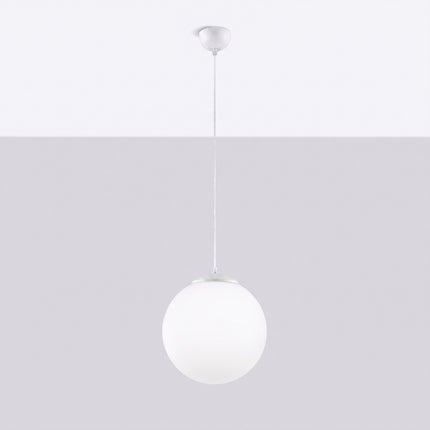Suspension Sphère Opaline blanche 30 cm, vue en situation sur fond clair