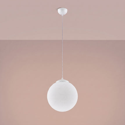 Suspension Sphère Opaline blanche 30 cm allumée, lumière diffuse