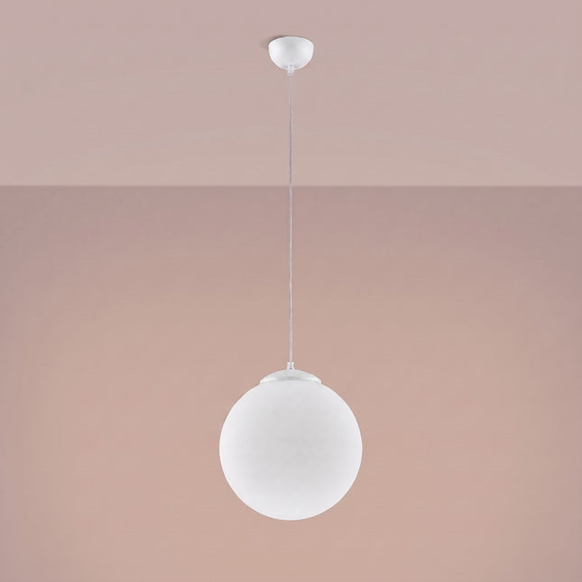 Suspension Sphère Opaline blanche 30 cm allumée, lumière diffuse