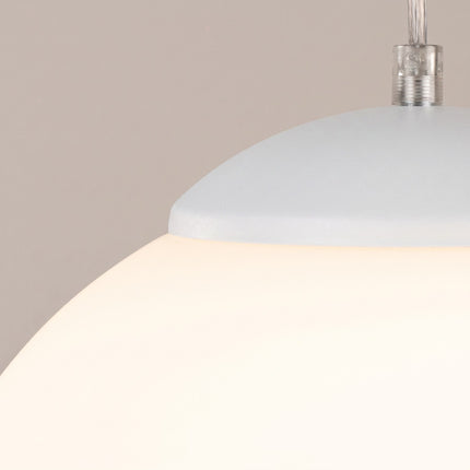Suspension Sphère Opaline blanche 30 cm sur fond coloré, vue de trois quarts