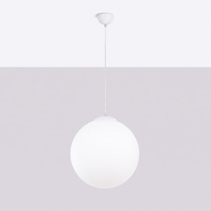 Suspension Sphère Opaline blanche 40 cm, vue en situation sur fond clair