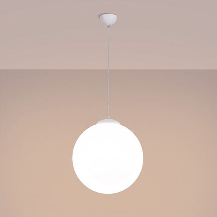 Suspension Sphère Opaline blanche 40 cm allumée, lumière diffuse