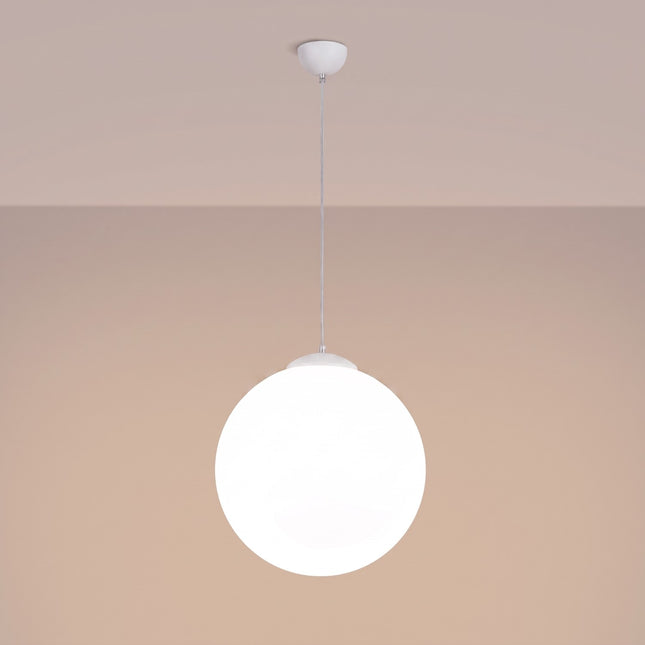Suspension Sphère Opaline blanche 40 cm allumée, lumière diffuse