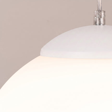 Suspension Sphère Opaline blanche 40 cm sur fond coloré, vue de trois quarts