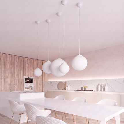 Suspension Sphère Opaline blanche 40 cm au-dessus d'une table à manger