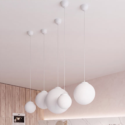 Suspension Sphère Opaline blanche 40 cm dans un intérieur contemporain