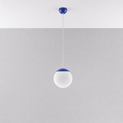 Suspension Sphère Opaline bleu outremer 20 cm, vue en situation sur fond clair