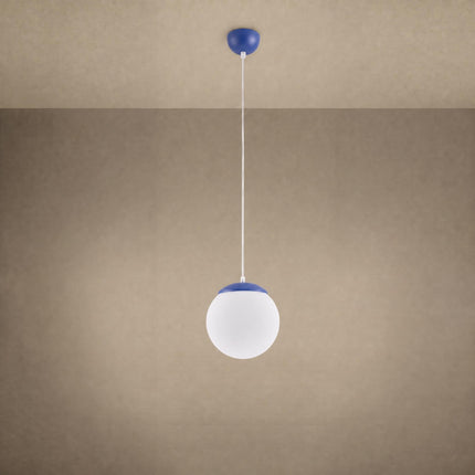 Suspension Sphère Opaline bleu outremer 20 cm allumée, lumière diffuse