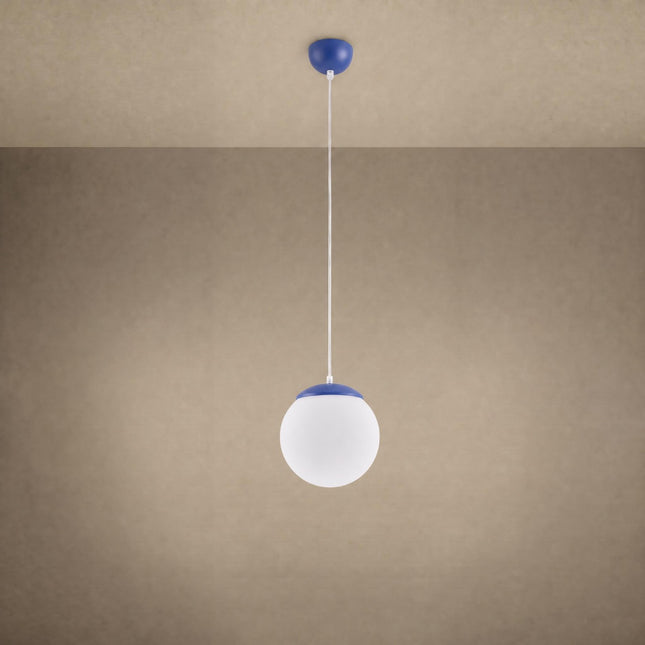 Suspension Sphère Opaline bleu outremer 20 cm allumée, lumière diffuse
