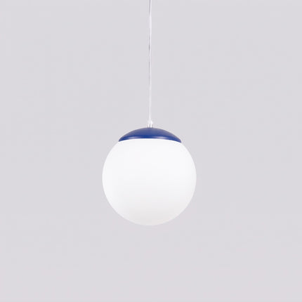 Suspension Sphère Opaline bleu outremer 20 cm, packshot de trois quarts