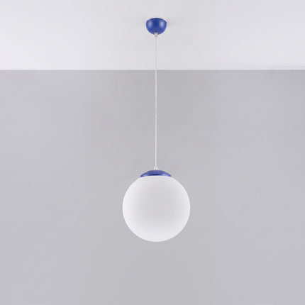 Suspension Sphère Opaline bleu outremer 30 cm, vue en situation sur fond clair