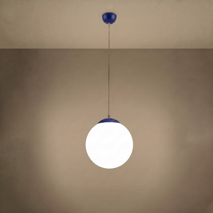 Suspension Sphère Opaline bleu outremer 30 cm allumée, lumière diffuse