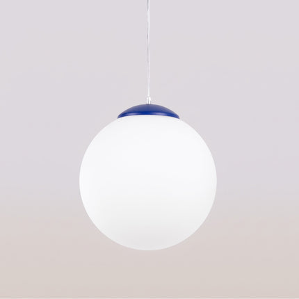Suspension Sphère Opaline bleu outremer 30 cm, vue de détail du globe