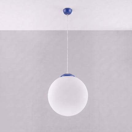 Suspension Sphère Opaline bleu outremer 40 cm, vue en situation sur fond clair