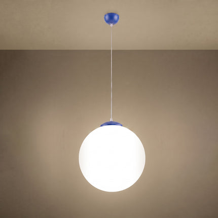 Suspension Sphère Opaline bleu outremer 40 cm allumée, lumière diffuse