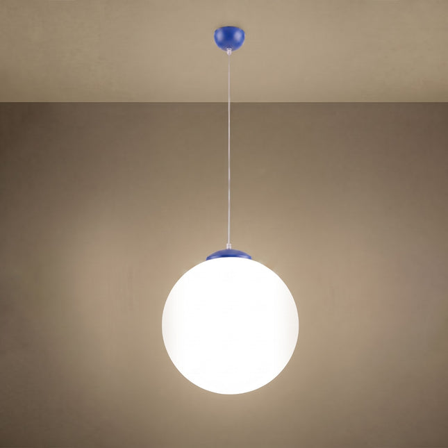 Suspension Sphère Opaline bleu outremer 40 cm allumée, lumière diffuse