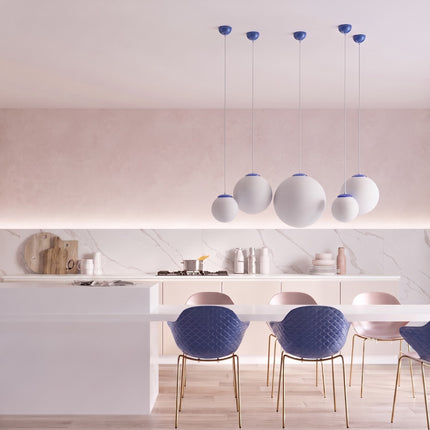 Suspension Sphère Opaline bleu outremer 40 cm au-dessus d'un îlot de cuisine
