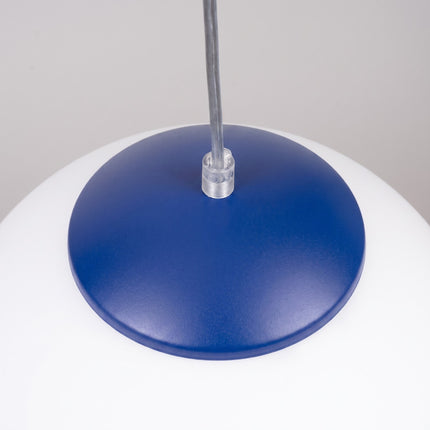 Suspension Sphère Opaline bleu outremer 40 cm, détail de la douille et du câble