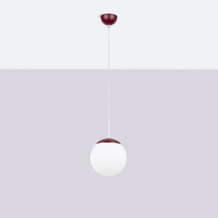 Suspension Sphère Opaline bordeaux 20 cm, vue en situation sur fond clair
