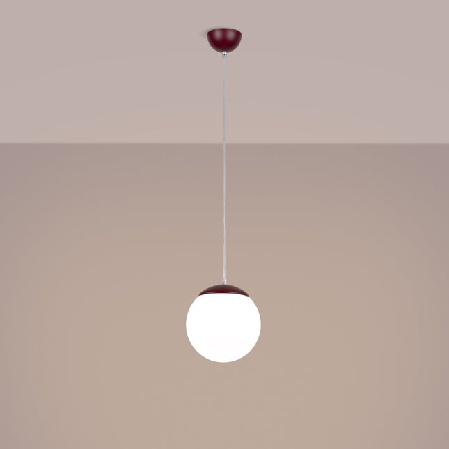 Suspension Sphère Opaline bordeaux 20 cm allumée, lumière diffuse