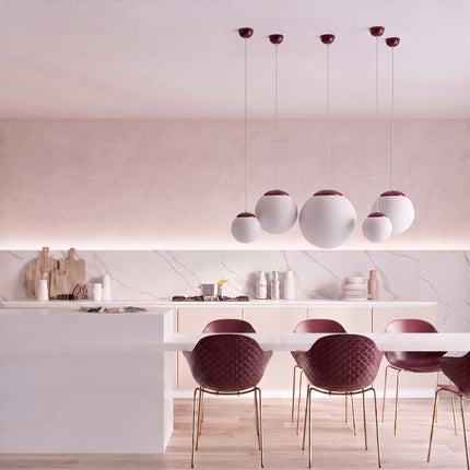 Suspension Sphère Opaline bordeaux 20 cm au-dessus d'un îlot de cuisine