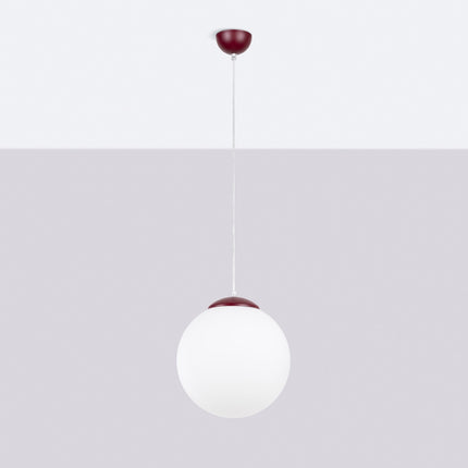 Suspension Sphère Opaline bordeaux 30 cm, vue en situation sur fond clair