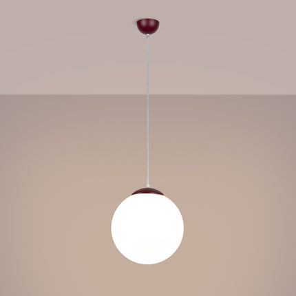 Suspension Sphère Opaline bordeaux 30 cm allumée, lumière diffuse