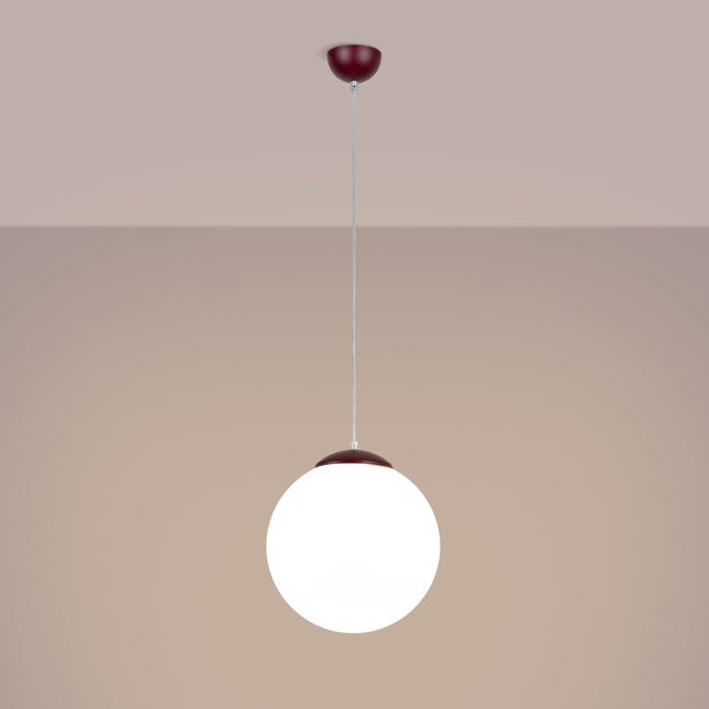 Suspension Sphère Opaline bordeaux 30 cm allumée, lumière diffuse