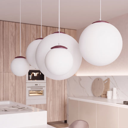 Suspension Sphère Opaline bordeaux 30 cm dans un intérieur contemporain