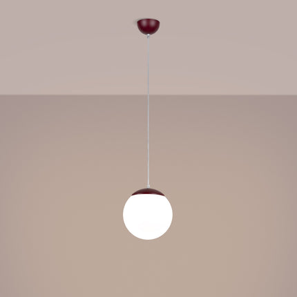 Suspension Sphère Opaline bordeaux 40 cm allumée, lumière diffuse