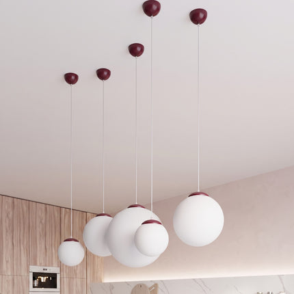 Suspension Sphère Opaline bordeaux 40 cm au-dessus d'une table à manger