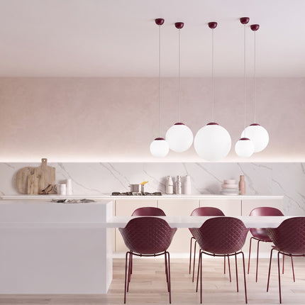 Suspension Sphère Opaline bordeaux 40 cm au-dessus d'un îlot de cuisine