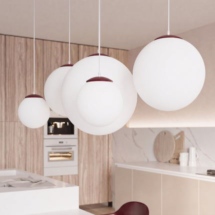 Suspension Sphère Opaline bordeaux 40 cm dans un intérieur contemporain