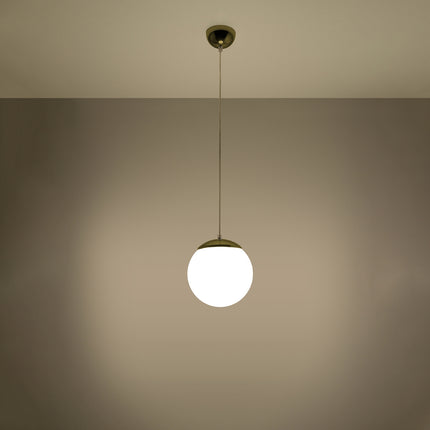 Suspension sphère opaline dorée 20 cm allumée diffusant une lumière douce et chaleureuse au plafond