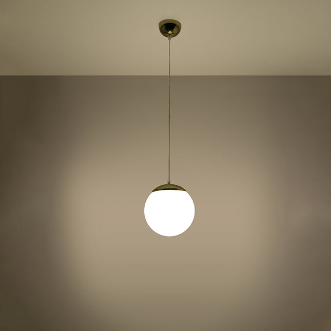 Suspension sphère opaline dorée 20 cm allumée diffusant une lumière douce et chaleureuse au plafond